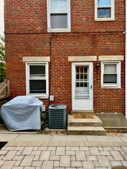 Back entry - 1797 Northwest Blvd