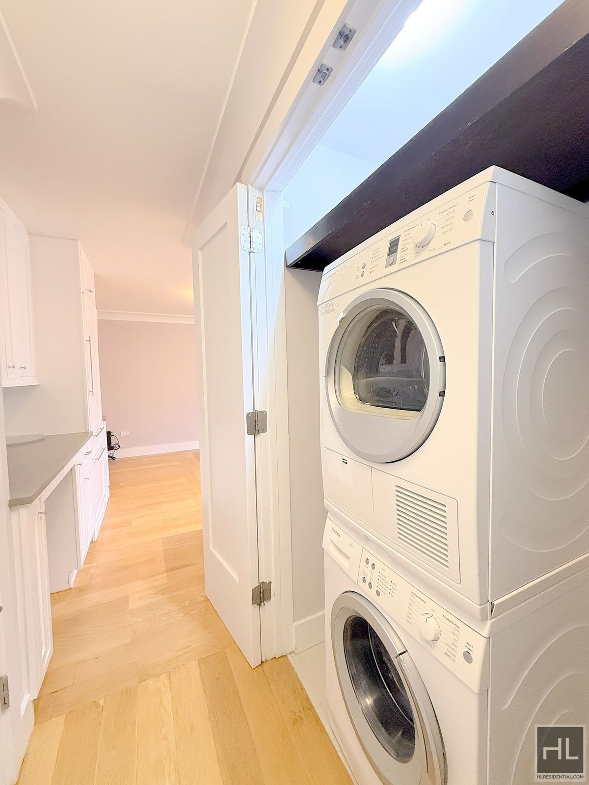Building Photo - 2 bed 2 bath renovated with washer and dryer / Balcony / WEST 93 STREET