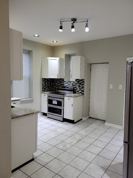 Building Photo - 5760 Theodosia Ave