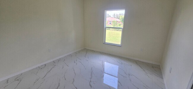 Building Photo - Great SW Location-Three Bedroom -two bath