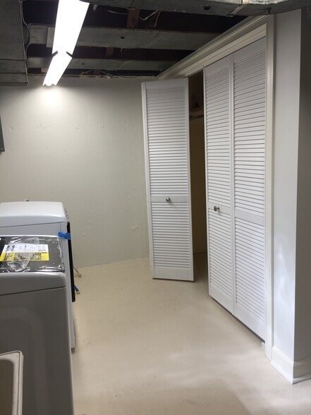 Utility room with spacious closet. - 1620 Graefield Rd