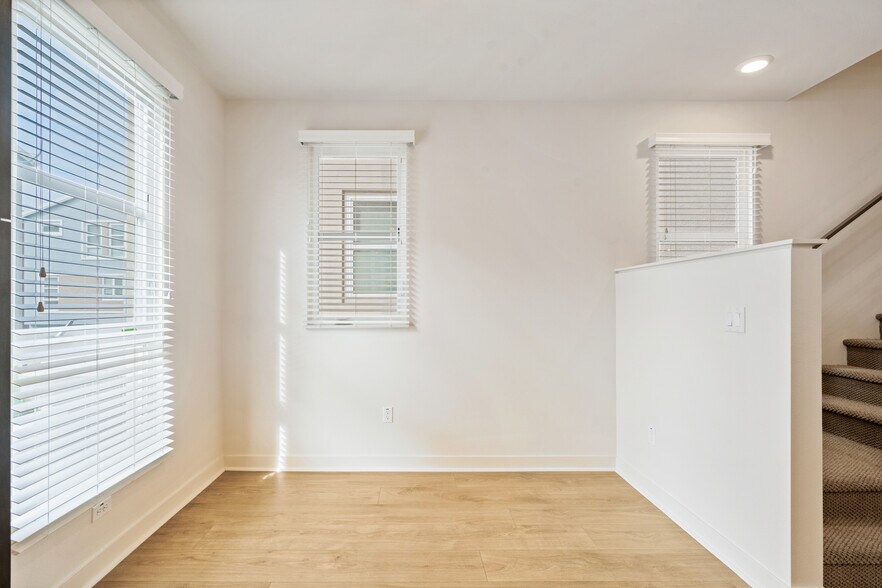 Building Photo - 2700 E Chaucer St