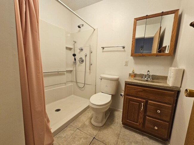 Building Photo - NW 3 Bedroom 1 bath, Large Fenced Yard, 1 Stall Garage