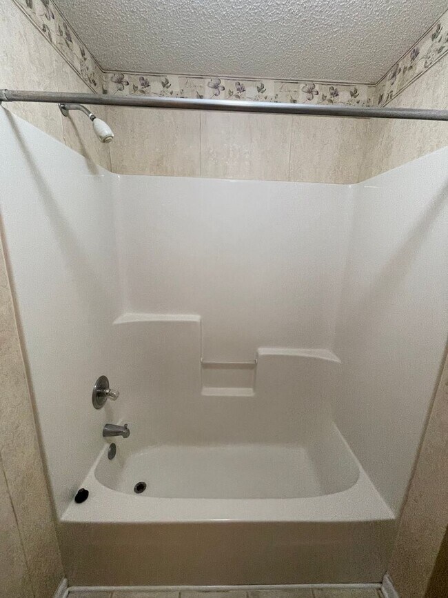 Building Photo - Foxchase Subdivision:  MOVE IN READY!!!!  ...