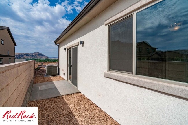 Building Photo - Beautiful Townhome in Hurricane Heights!
