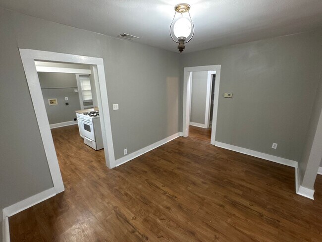 Building Photo - 4 Bed 2 Bath Home - HUGE BACKYARD