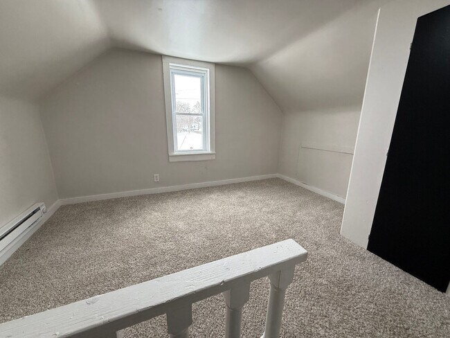 Building Photo - 3 bedroom, 1 bath Centrally located in town