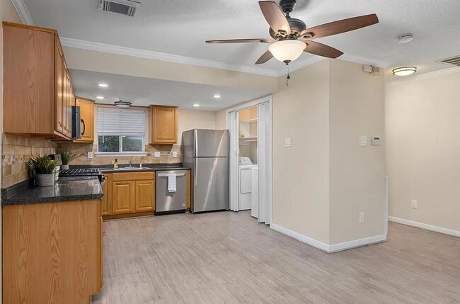 Building Photo - 2 Bedroom, 1.5 Bath Townhome – Modern Comf...