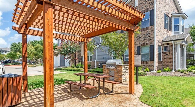 Building Photo - 831 Coronado Center Dr