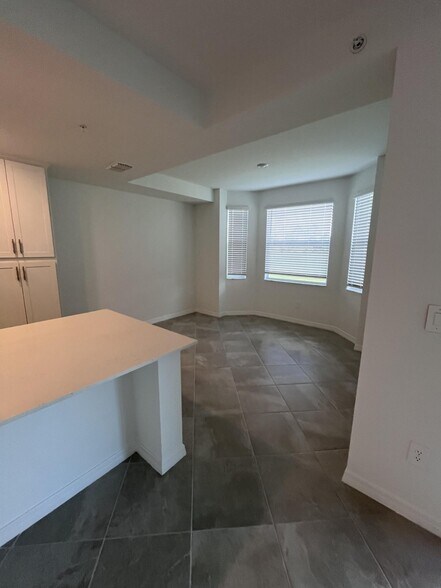 Building Photo - 12320 Wellen Golf St