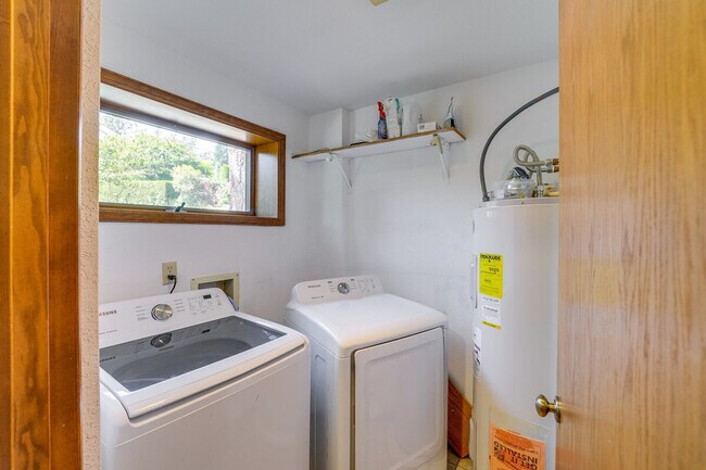 Building Photo - 902 Paiute Pl