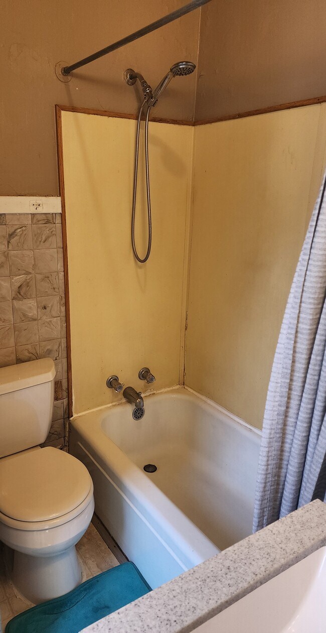 Building Photo - 1410 Breda Ave