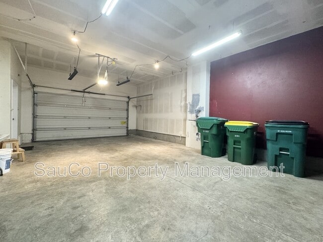 Building Photo - 12405 SW Cady Ln