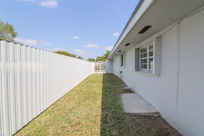Building Photo - 9680 SW 77th St