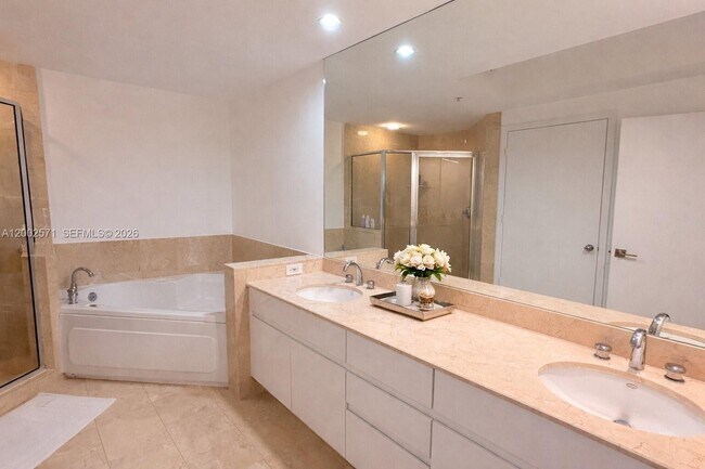 Building Photo - 848 Brickell Key Dr