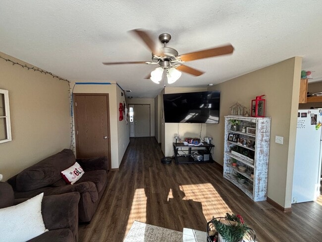 Building Photo - Your Dream Home Awaits – Gorgeous 4 Bed / 2.5 Bath with Spacious Backyard & Attached Garage