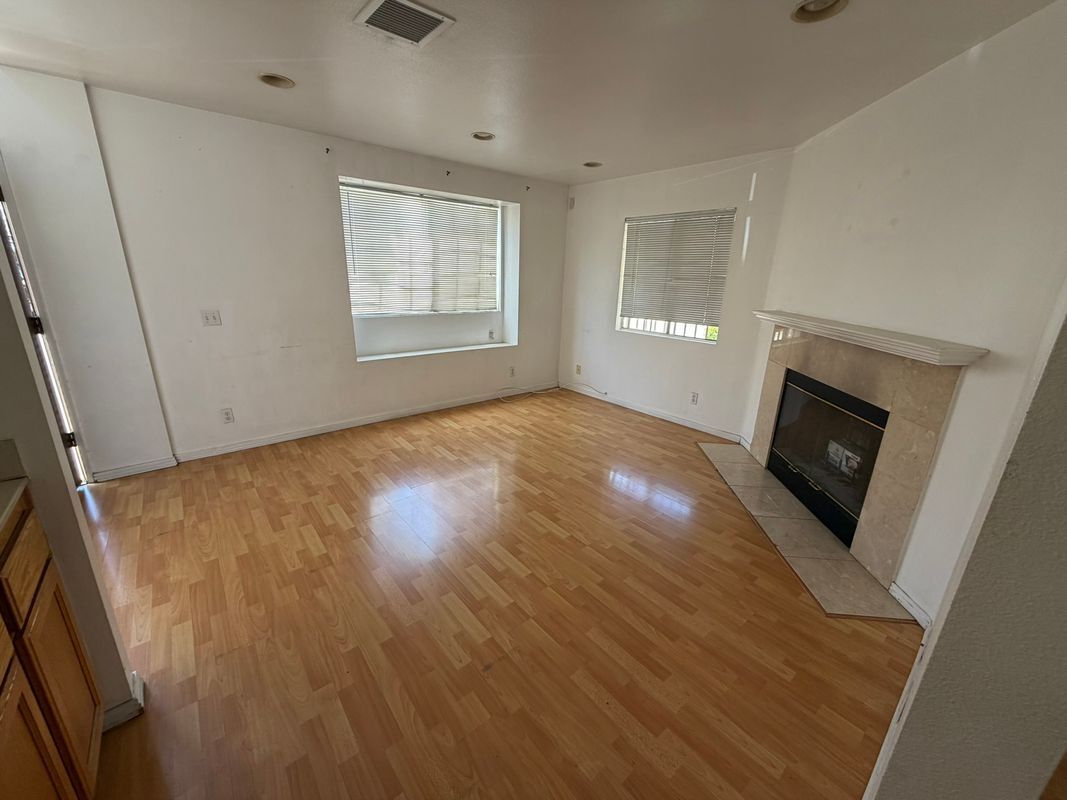 Building Photo - 4246 La Rica Ave