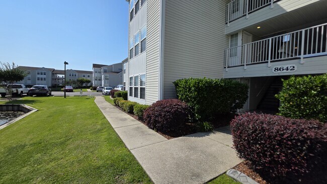 Building Photo - 8642 South Bridge Dr