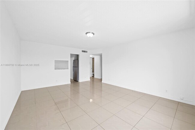 Building Photo - 1400 NE 169th St