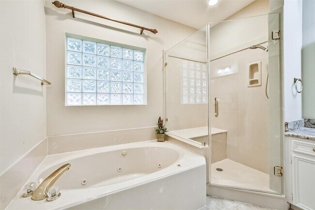 Building Photo - 16 Kelliwood Ct Cir
