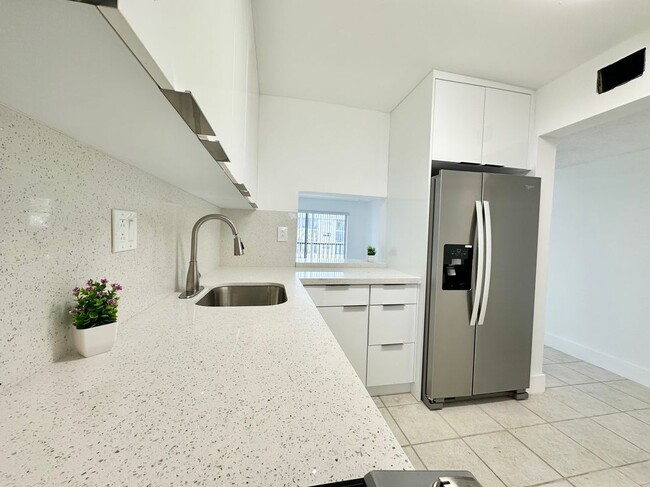 Building Photo - 8051 S Colony Cir