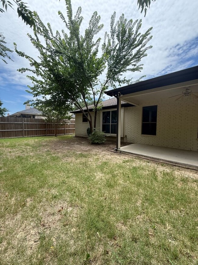 Building Photo - Beautiful 4 bedroom 2 bath home centrally located for added convenience