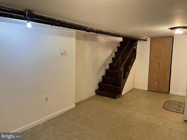 Building Photo - 2509 E Monmouth St