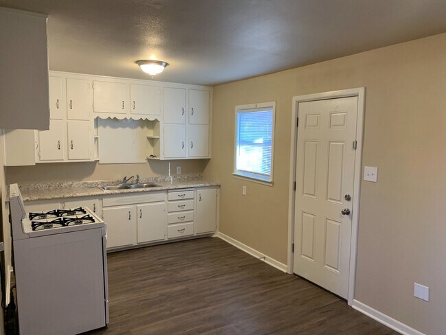 Building Photo - Completely Remodeled 3 bed house!