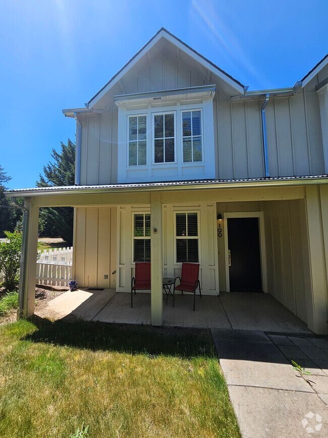 Building Photo - MOVE IN SPECIAL! 1/2 OFF FIRST MONTH'S REN...