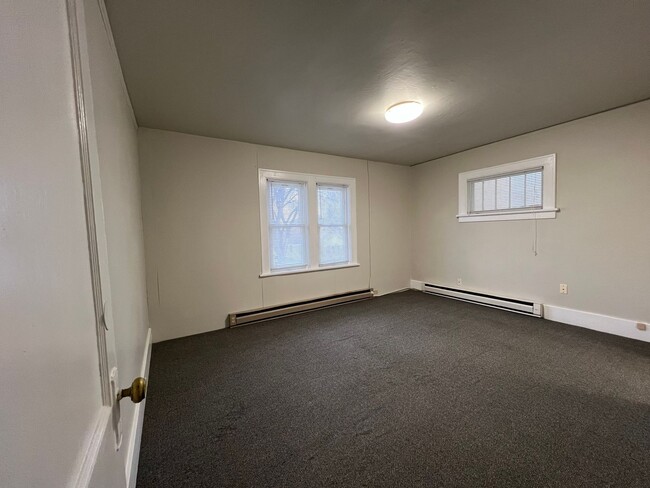Building Photo - 724 6th Ave N