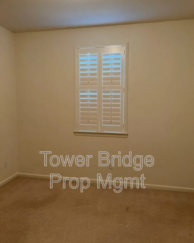 Building Photo - 3057 Village Park Dr