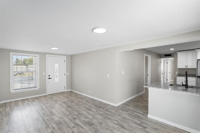 Building Photo - 6802 W Comanche Ave