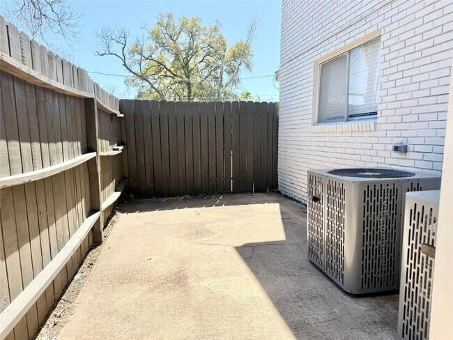 Building Photo - 500 Willow Dr