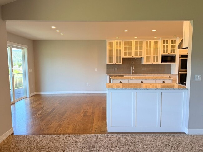 Building Photo - Luxury, golf course living with VIEWS! 3+ bed, 3 bath, three car garage and so much more!