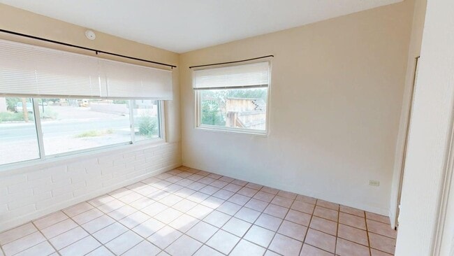 Building Photo - Light and bright 2 bedroom central location