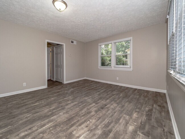 Building Photo - NEWLY RENOVATED DUPLEX UNIT