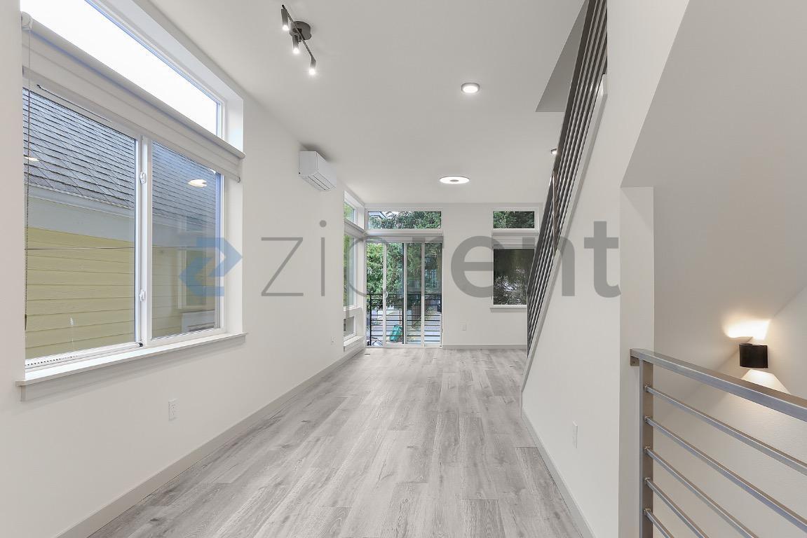 Building Photo - Unit C