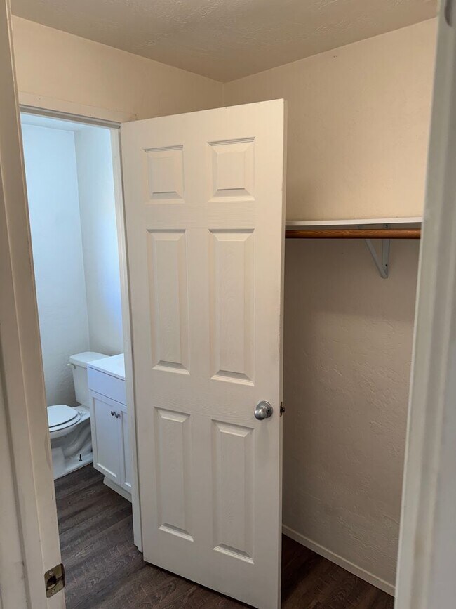 Building Photo - Updated 2-bedroom 1.5 bath duplex in Springfield!