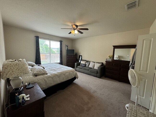 Building Photo - Texas Size Home!! Featuring over 2700 sq ft