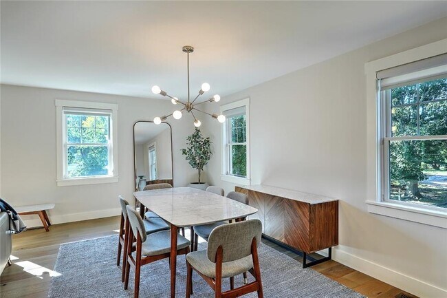 Building Photo - 137 Rosebriar Ave