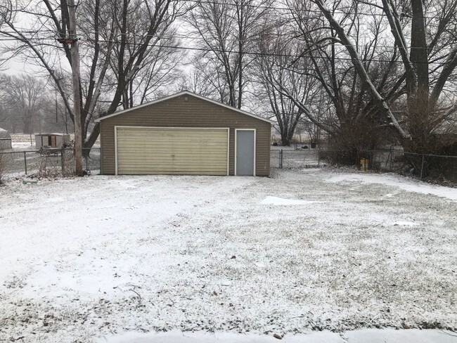 Building Photo - 2 BR & 1 BA in Milan IL