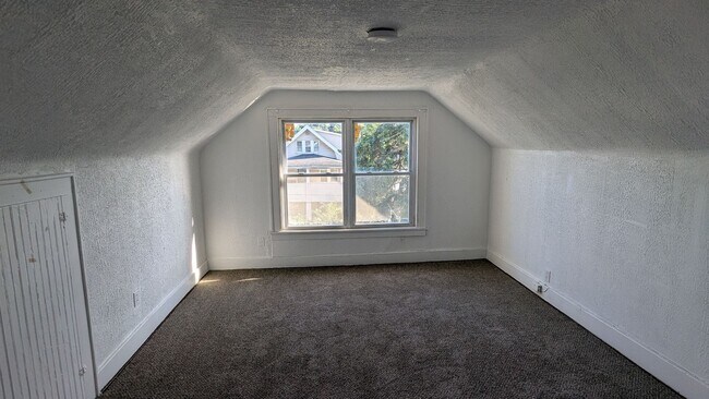 Building Photo - 711 Roselawn Ave