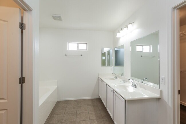 Building Photo - 918 S 118th Ln