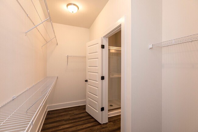 Building Photo - Spacious 3 Bedroom Home with Primary Suite on Main Level