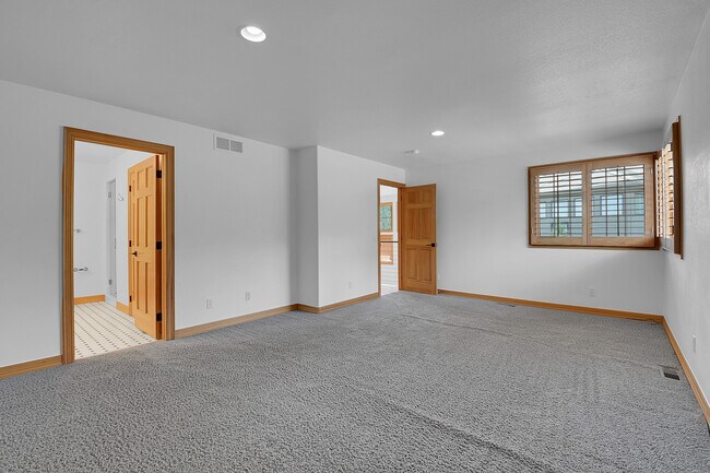 Building Photo - 556 Ridgeside Dr