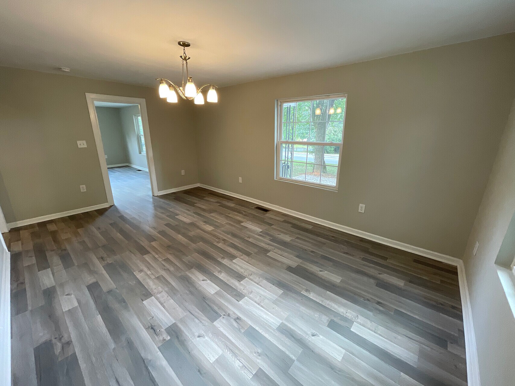 Building Photo - Room in House on Glory St