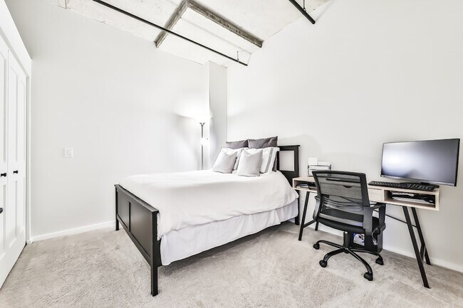 Building Photo - 6 S Laflin St