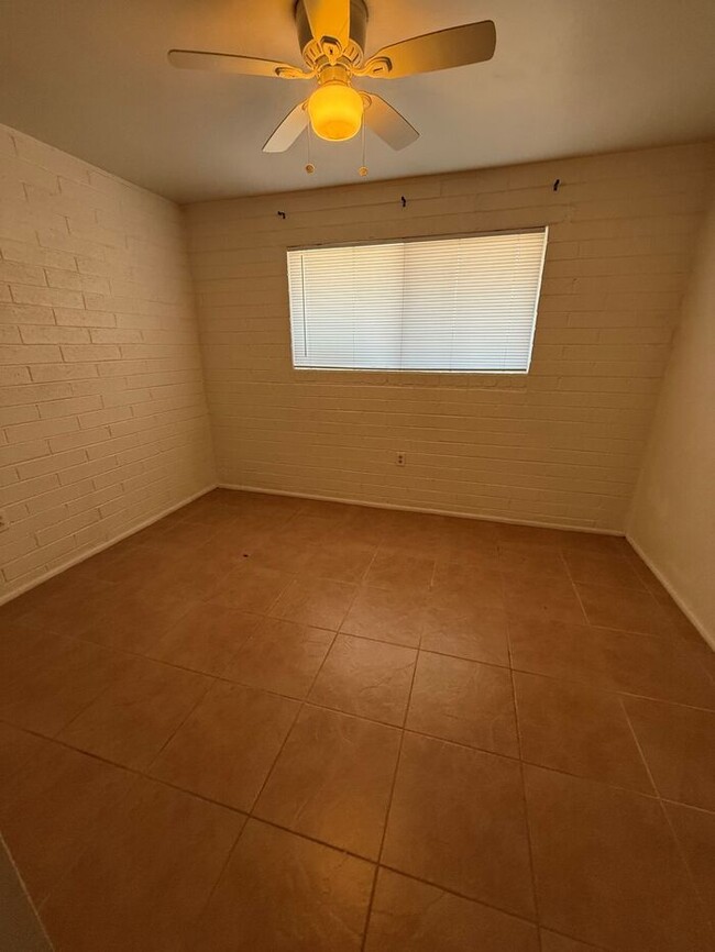 Building Photo - Town home For Rent