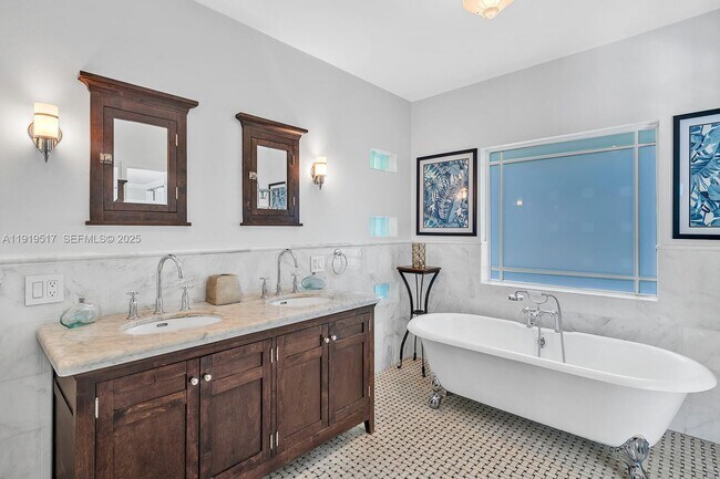 Building Photo - 5915 La Gorce Dr