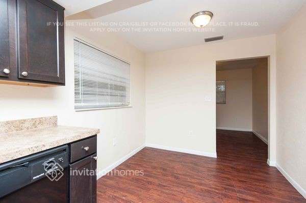 Building Photo - 984 Oak Dr